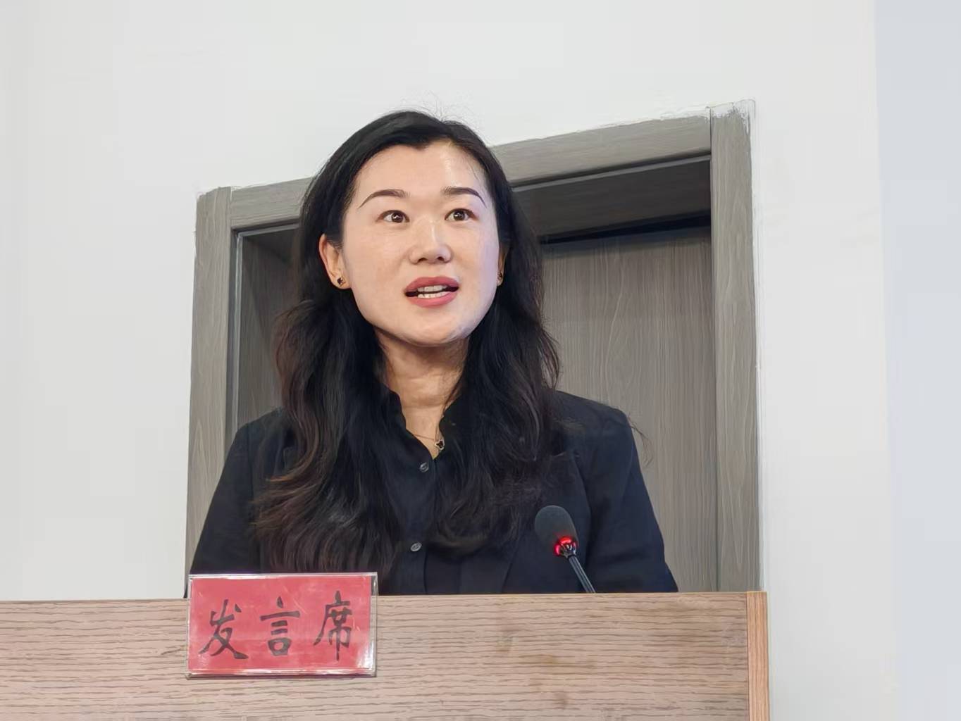 2 喀什市教育局局长张真真发言.jpg