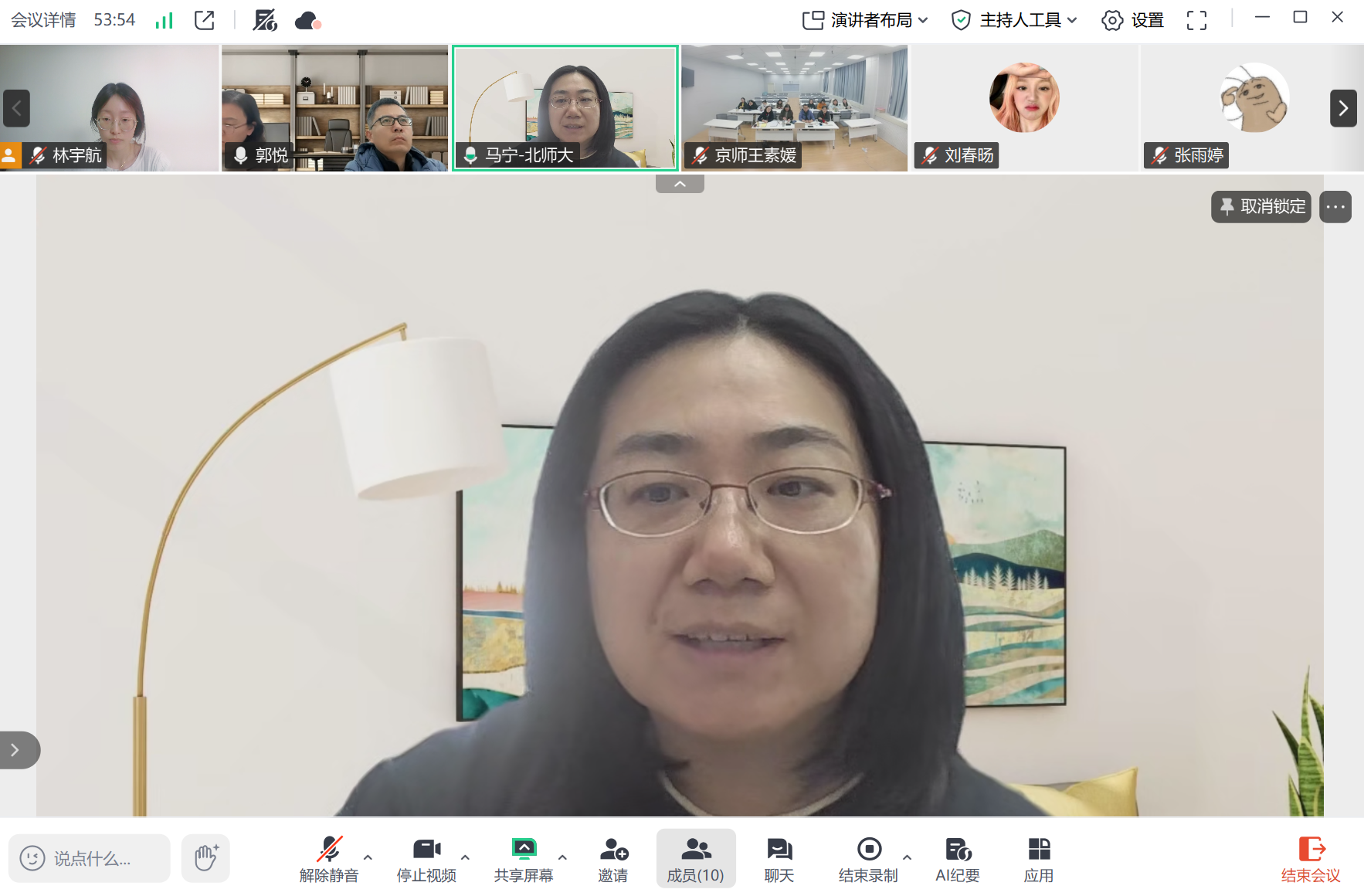 图 3马宁教授点评指导教师们的项目教学设计.png