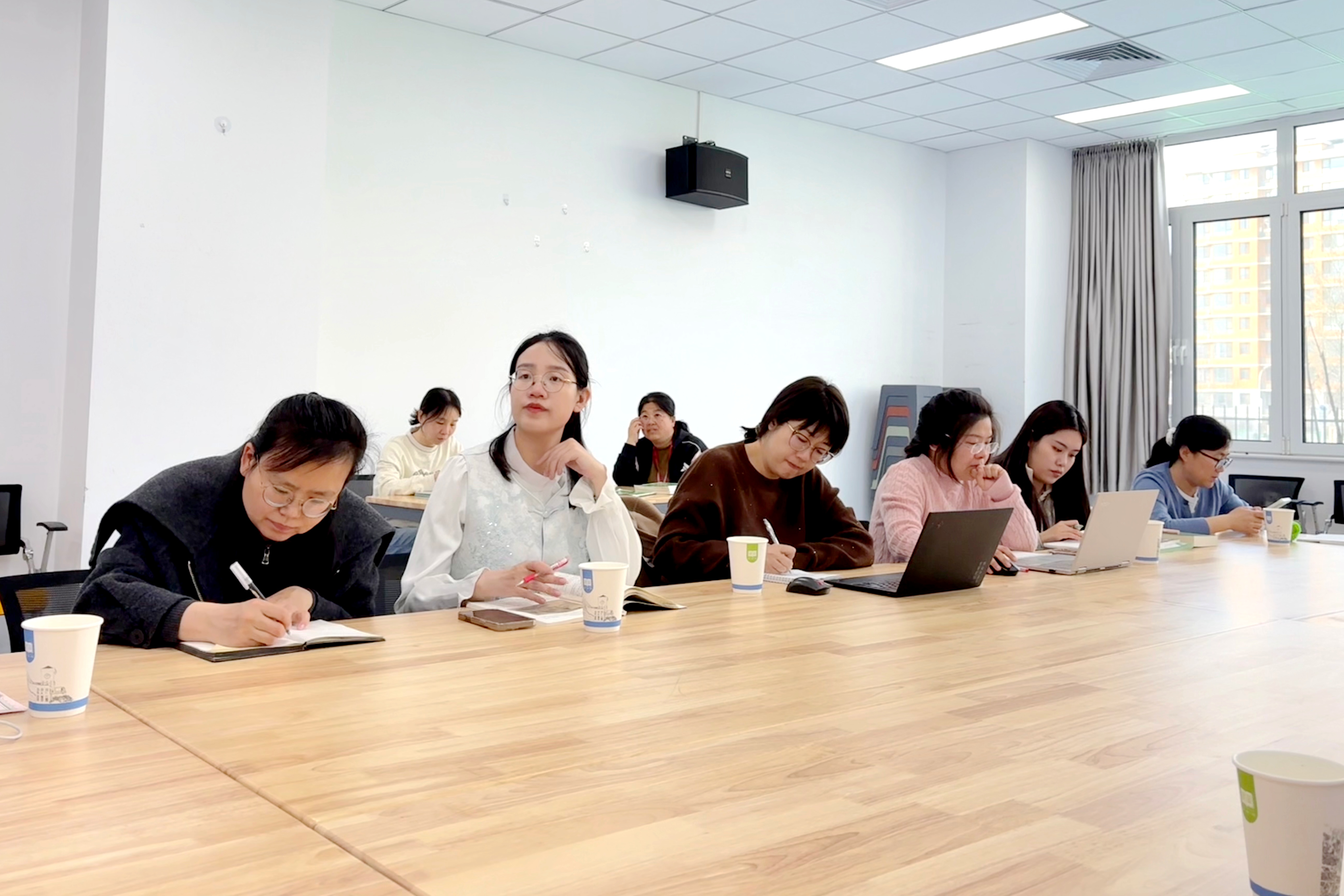 图5 语文学科教师与课题组交流.jpeg